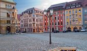  Die Stadt liegt an der Spree und ist Kreissitz des nach ihr benannten Landkreises Bautzen. Mit rund 40.000 Einwohnern ist Bautzen zugleich die größte Stadt des Kreises und die zweitgrößte der Oberlausitz sowie deren historische Hauptstadt.